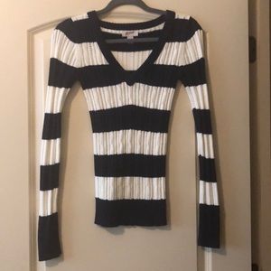 Long sleeve with thick white and navy blue stripes